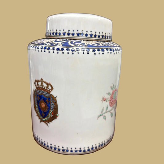 Chateau de Versailles Hand-painted Chinese Export Porcelain Armorial Lidded Jar