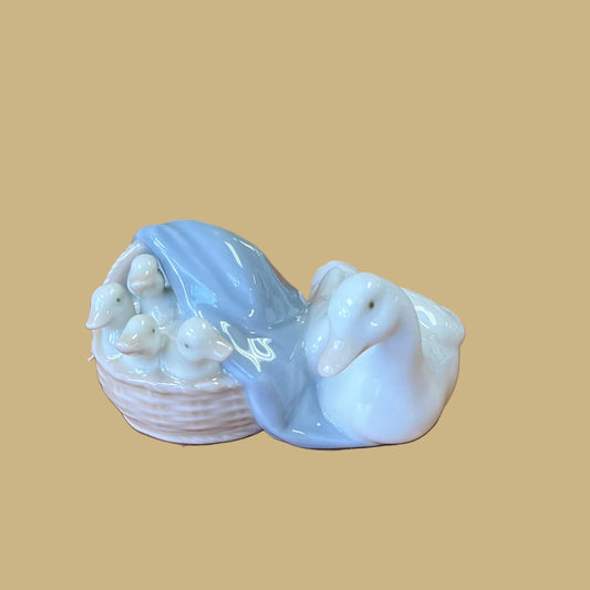 Lladro Ducklings Figurine #4895 Mother & Ducklings