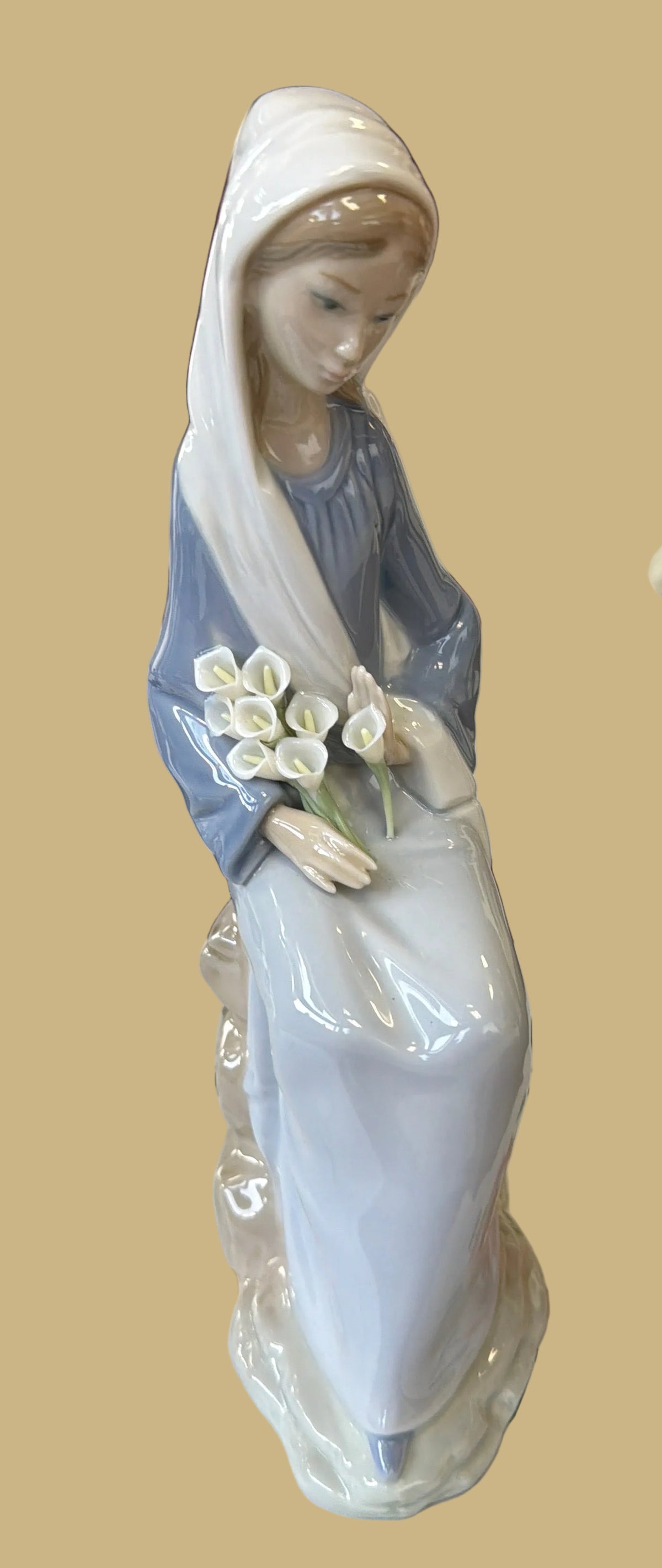 Lladro Porcelain Figurine, Girl with Lilies Sitting